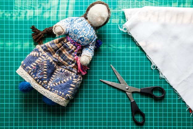 muñeca de tela casera con un pequeño vestido azul