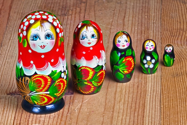 Foto muñecas matryoshka colocadas en una mesa de madera