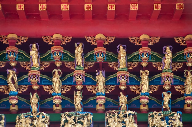 Muñecas sagradas doradas en el templo de Taiwán