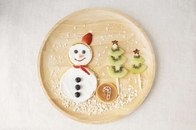 Muñeco de nieve y árbol de navidad para niños.