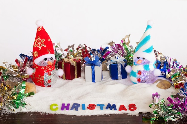 Muñeco de nieve y caja de regalo en Navidad