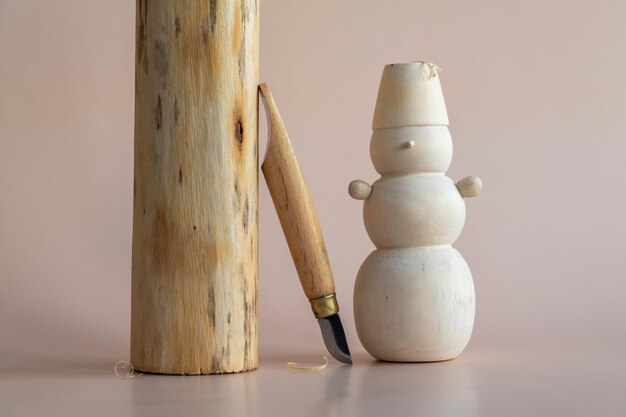 Muñeco de nieve con un cepillo y un cepillo de madera.