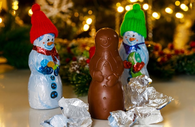 El muñeco de nieve de chocolate con leche envuelto en aluminio está hueco por dentro