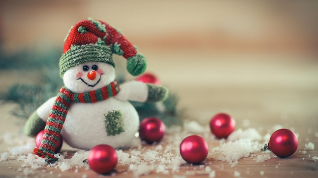 Muñeco de nieve de juguete de tarjeta de Navidad sobre un fondo festivo
