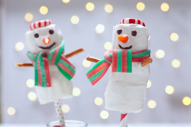 Muñeco de nieve de malvavisco bañado en chocolate blanco para Navidad