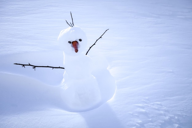 Muñeco de nieve en la nieve durante el invierno