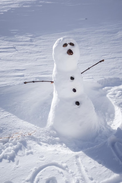 Muñeco de nieve en la nieve durante el invierno