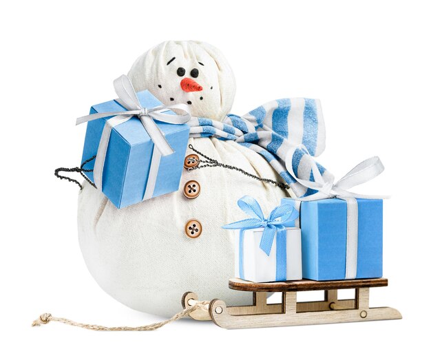 muñeco de nieve y trineo con cajas de regalo sobre un fondo blanco aislado