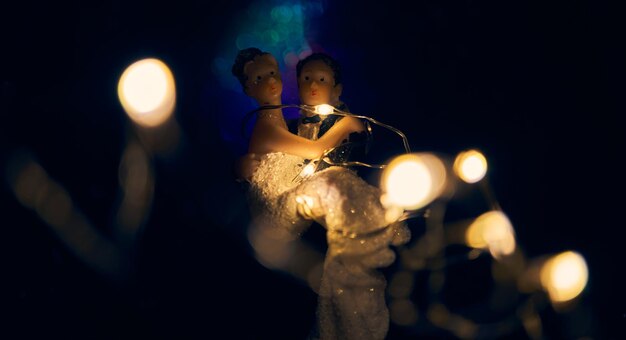 Foto muñecos de boda iluminados con lucecitas