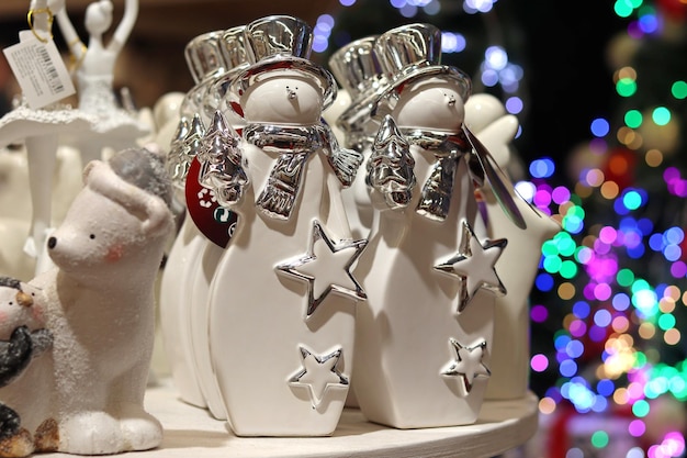 Muñecos de nieve blancos en la tienda con un hermoso bokeh regalos para las vacaciones de Navidad y año nuevo