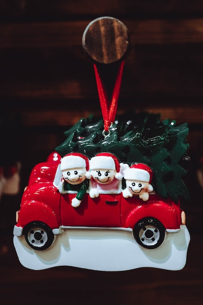 Foto muñecos de nieve de juguete de recuerdo de navidad en un coche rojo. decoraciones de año nuevo