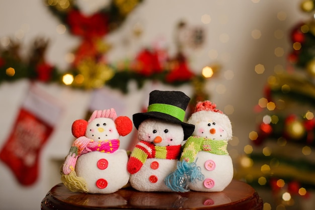Muñecos de nieve de lana e hilo con fondo navideño Manualidades decorativas para Navidad