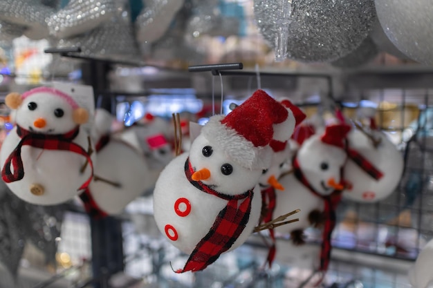 Muñecos de nieve de Navidad en el árbol de Navidad en el supermercado