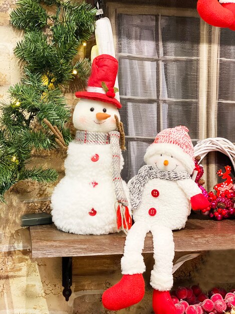 Muñecos de nieve en la tienda