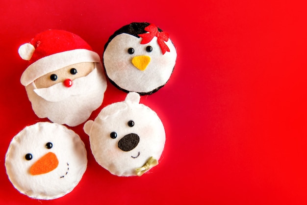 Muñecos de trapo con personajes navideños. Fondo de Navidad.