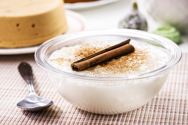 Mungunza o Canjica un dulce tradicional de las fiestas brasileñas de junio con dulces típicos brasileños y un bolsillo en el fondo