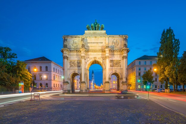 Munich, Alemania - 28 de agosto de 2016: Arco de triunfo de Siegestor, Munich, Alemania