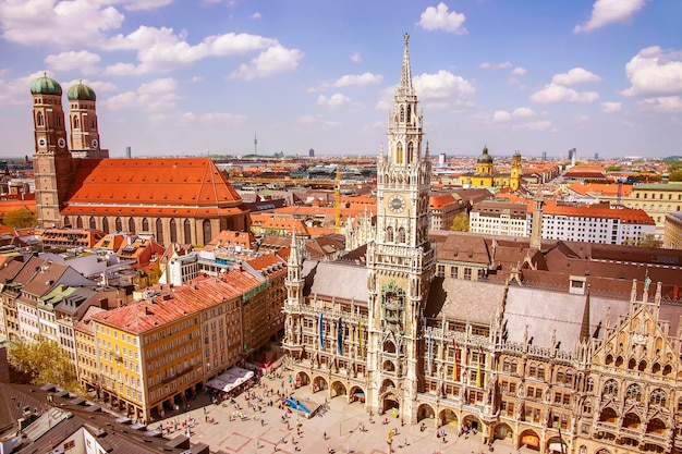 Munich, Alemania - 8 de mayo de 2013: Vista del horizonte del centro cuty de Munich a Marienplatz Frauenkirche y al Ayuntamiento