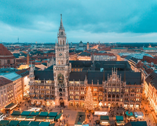 Munich Rathaus con arbol de navidad y decoraciones.