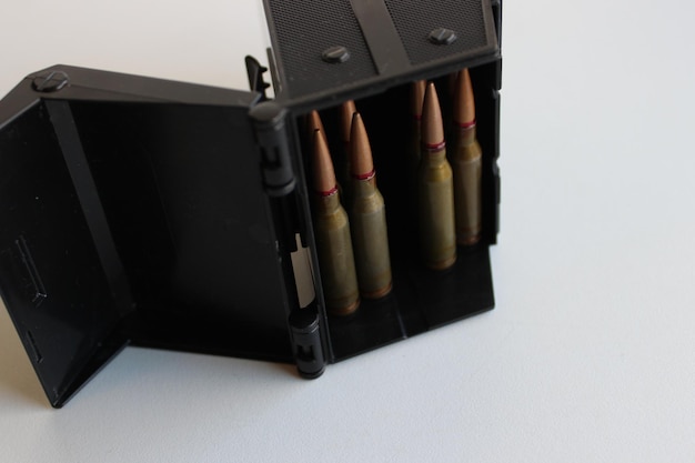Foto munições padrão 545 em caixa de armazenamento de munições em superfície branca