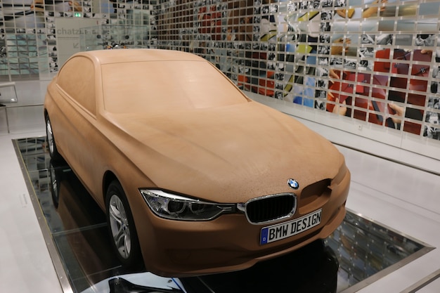 Munique, bavária, alemanha - 1º de julho de 2015: carros modernos no bmw museum and welt em munique