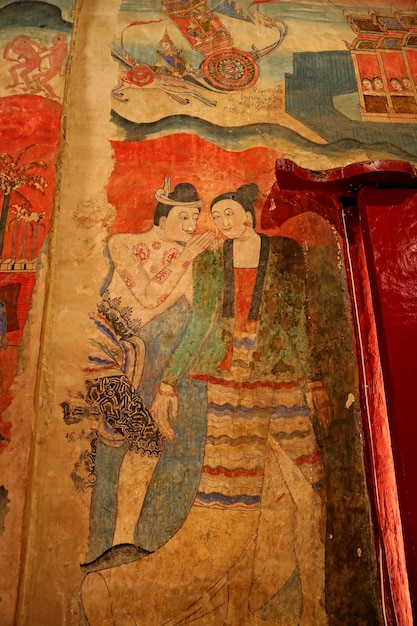 Mural de un hombre susurrando a una mujer en la sala de culto del templo Wat Phumin, provincia de Nan Tailandia