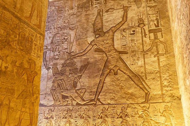 Un mural jeroglífico dentro de un templo egipcio