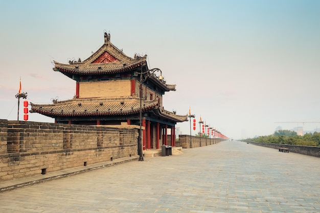 Muralha da cidade antiga de xi'an com torre ao entardecer china