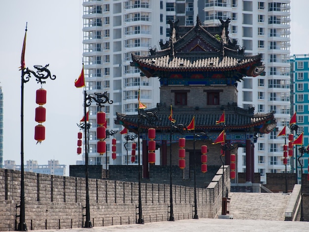 Muralha da cidade antiga de Xian com pagodes.