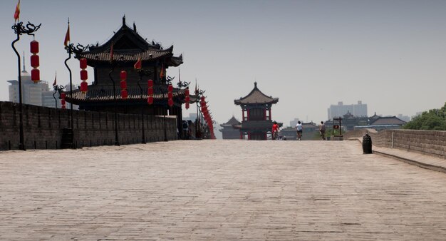 Muralha da cidade antiga de Xian com pagodes.