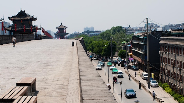 Muralha da cidade antiga de Xian com pagodes.