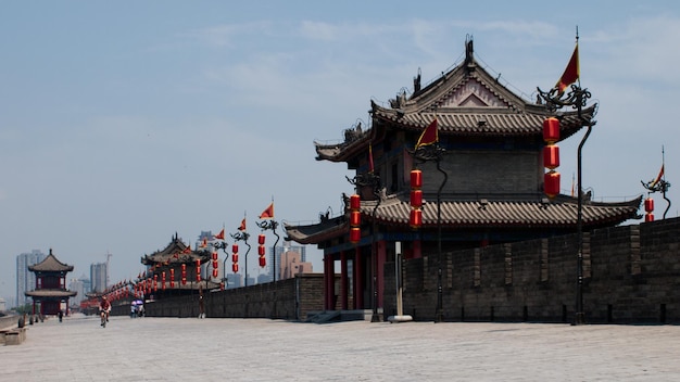 Muralha da cidade antiga de Xian com pagodes.