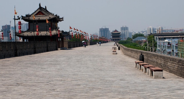 Muralha da cidade antiga de Xian com pagodes.