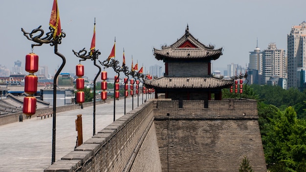 Muralha da cidade antiga de Xian com pagodes.