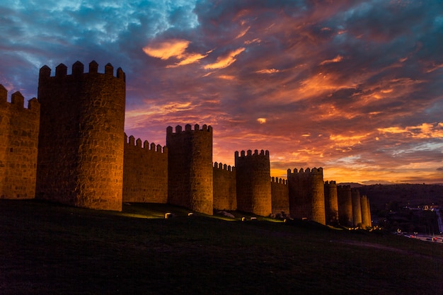 Muralha da cidade de ávila em uma tarde com um lindo pôr do sol, espanha