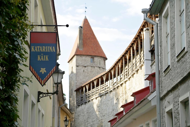 Muralha da cidade medieval e entrada para a Passagem de Santa Catarina Tallinn Estônia