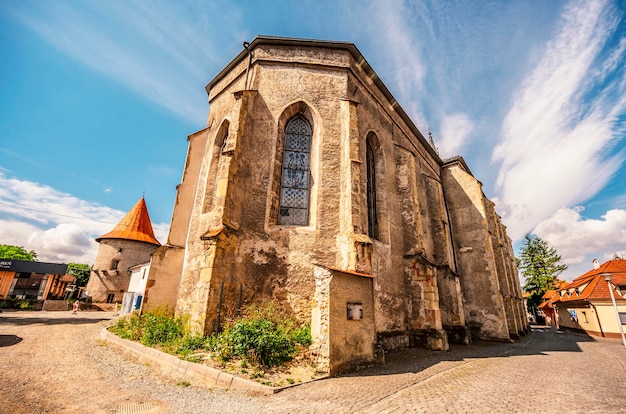 Muralha da fortaleza medieval da cidade de Bardejov Torre na cidade velha Eslováquia Cidade antiga da UNESCO As muralhas do castelo ao redor da praça Bardejov