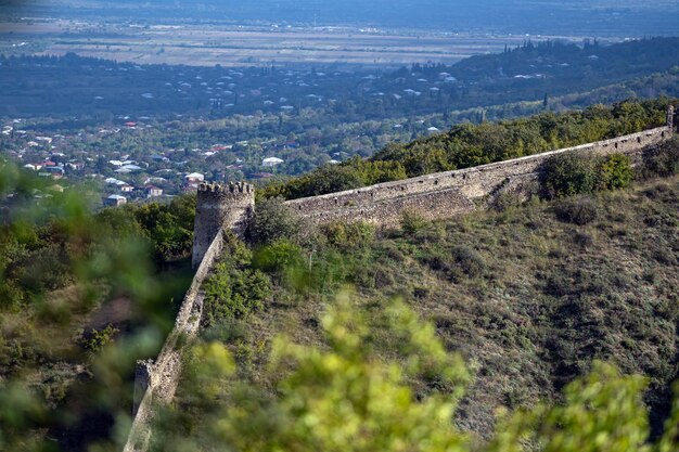 Foto muralha de sighnaghi e uma vista do vale na cidade de sighnaghi, na região de kaheti, na geórgia