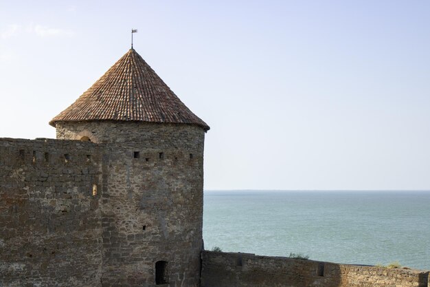 Foto muralha defensiva de segurança medieval que rodeia a cidade velha escavações arqueológicas ruínas bastião