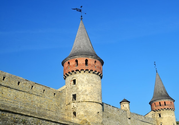 Muralha do castelo e fortificação medieval da torre