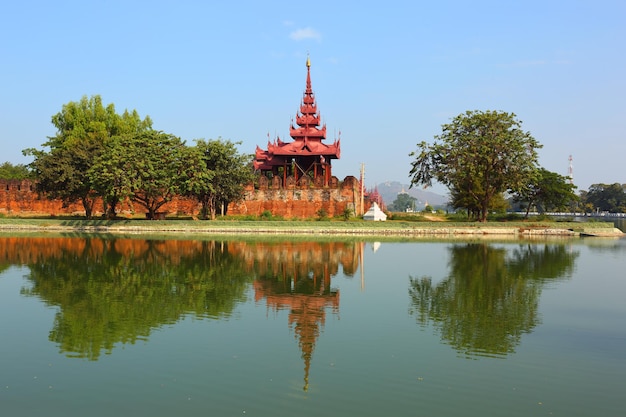 Muralha do Forte e Colina em Mandalay