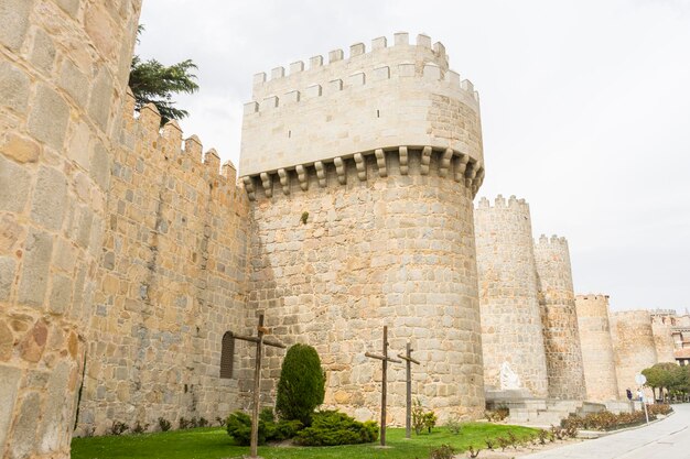 Muralhas da cidade de Ávila em Castilla y León, Espanha. Cidade medieval fortificada