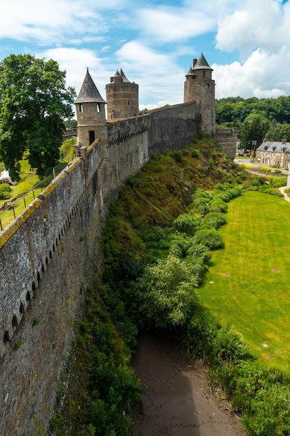 Muralhas do castelo de Fougeres. Região da Bretanha, departamento de Ille et Vilaine, França