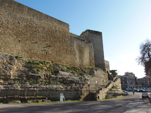 Foto muralhas do castelo medieval da lombardia na cidade de enna, sicília, itália