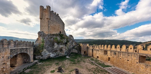 Muralhas do castelo medieval de Frias que domina a aldeia do topo da colina Burgos