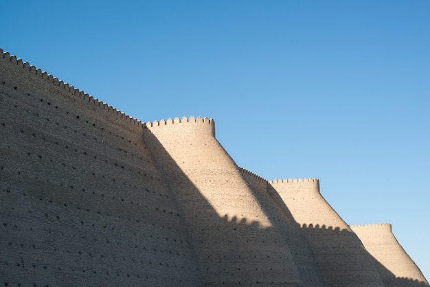 Muralhas históricas da fortaleza da Arca em Bukhara, Ásia Central