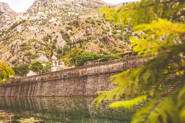 Foto muralla de la antigua ciudad montenegrina de kotor