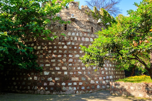 Muralla de la antigua fortaleza en el casco antiguo de Tbilisi, Georgia