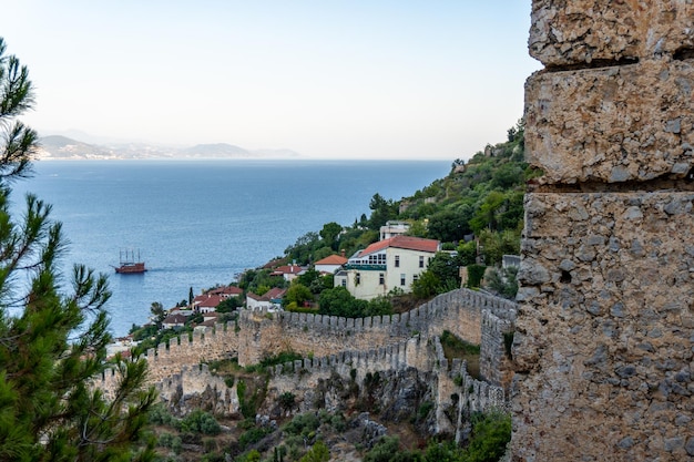 Muralla del castillo hermosa vista al mar