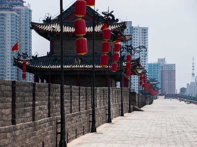 Muralla de la ciudad antigua de Xian con pagodas.